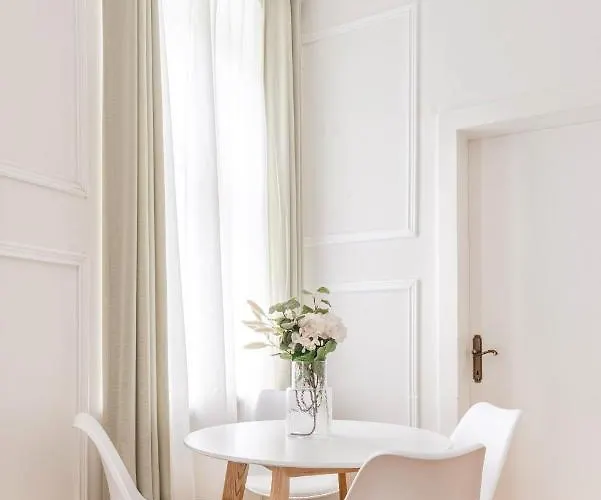 Designer Near Schoenbrunn