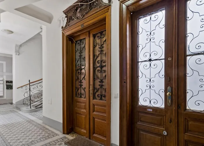 Designer Near Schoenbrunn